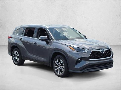 Used 2022 Toyota Highlander XLE FWD image 3