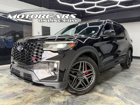 Used 2025 Ford Explorer ST image 1