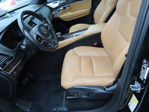 Used 2018 Volvo XC90 T6 Momentum w/ Convenience Package image 7