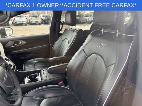 Used 2025 Chrysler Pacifica Limited image 21
