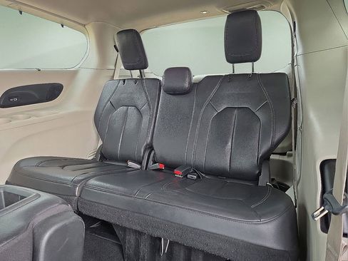 Used 2022 Chrysler Pacifica Touring-L w/ Uconnect Theater Family Group image 15