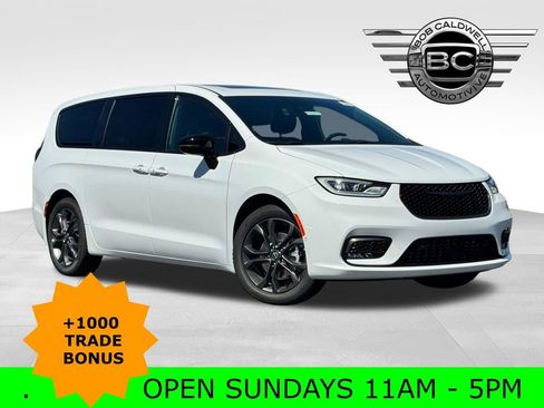 New 2026 Chrysler Pacifica Select image 1