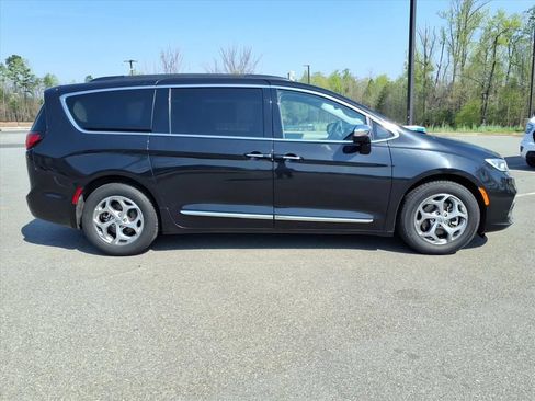 Used 2023 Chrysler Pacifica Limited FWD image 29