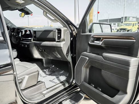 Used 2022 Chevrolet Silverado 1500 LT AWD/4WD image 9