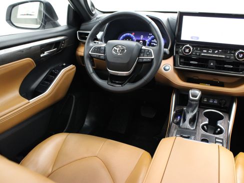 Used 2024 Toyota Highlander Platinum FWD image 34
