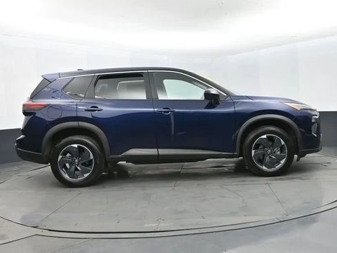 Used 2025 Nissan Rogue SV image 4