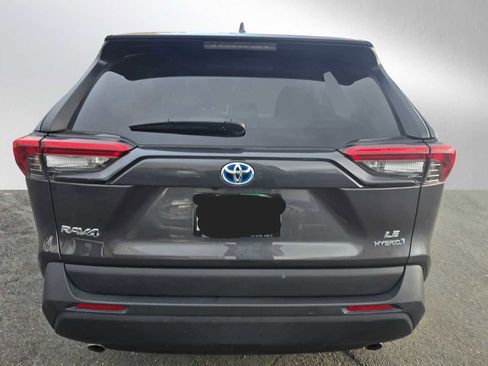 Used 2021 Toyota RAV4 LE image 4