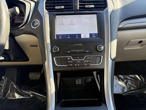 Used 2020 Ford Fusion SE image 15