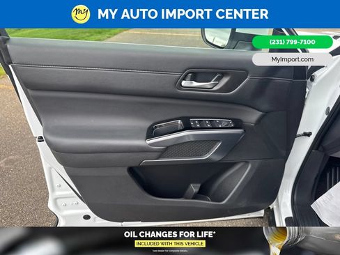 Used 2025 Nissan Pathfinder SL AWD/4WD image 10