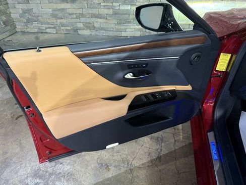 Used 2025 Lexus ES 300h w/ Premium Package image 11