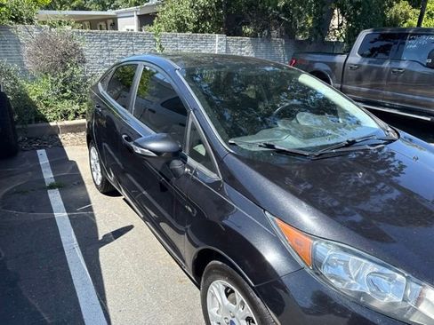 Used 2014 Ford Fiesta SE FWD image 2