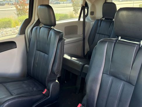 Used 2015 Chrysler Town & Country Touring FWD image 7