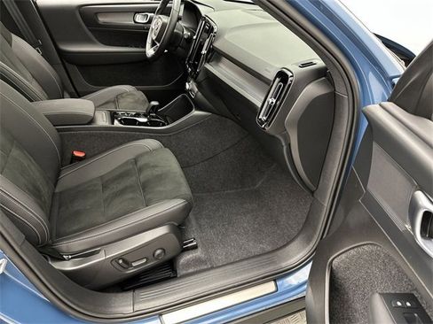 Certified 2025 Volvo XC40 B5 Plus image 25
