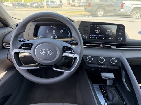 Used 2025 Hyundai Elantra SE FWD image 14