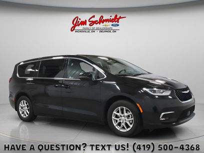 Used 2025 Chrysler Pacifica Select