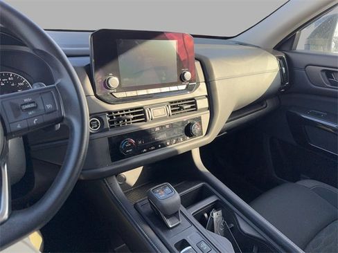 Used 2024 Nissan Pathfinder S image 17