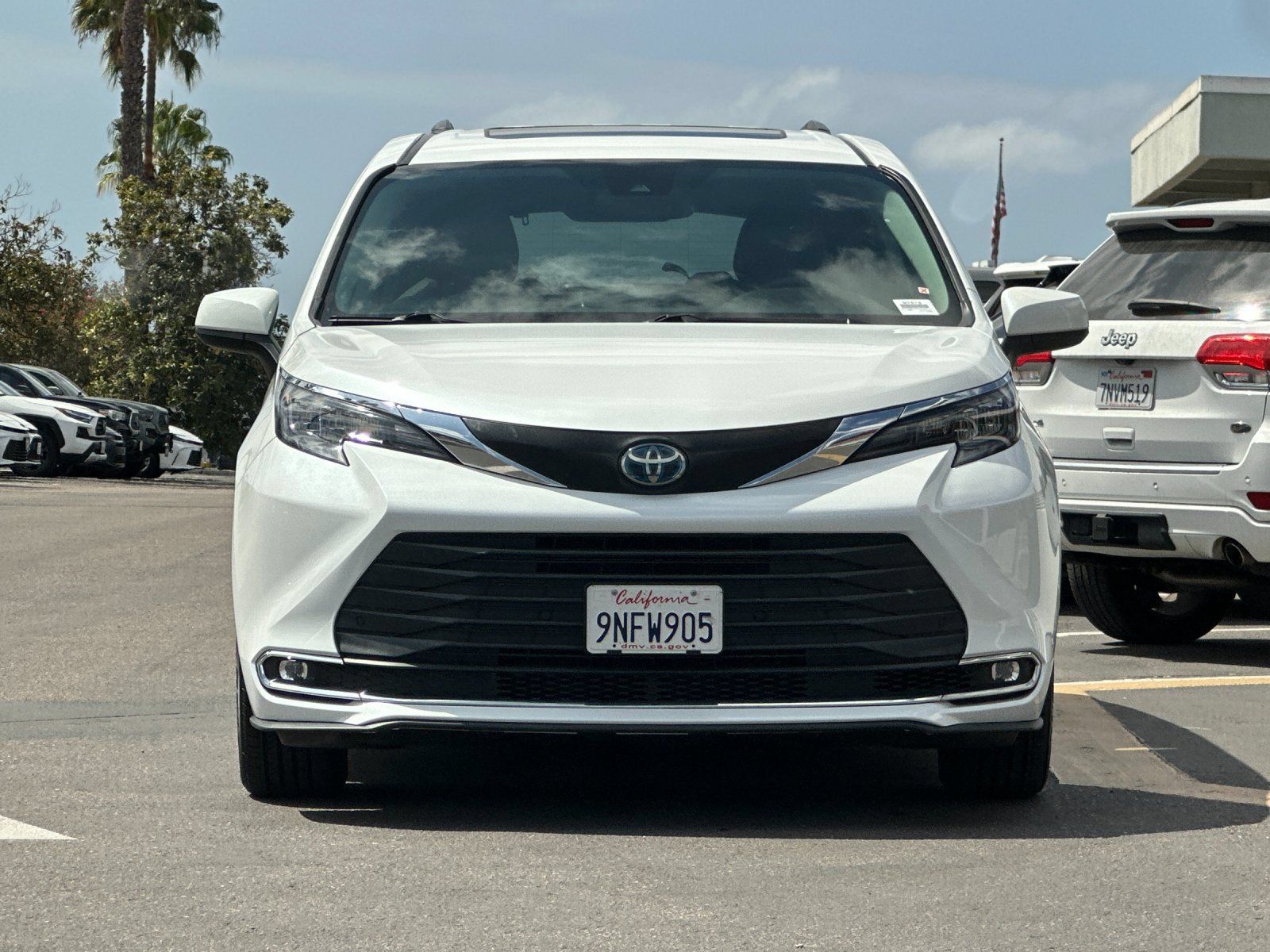 Used 2024 Toyota Sienna XLE FWD image 7