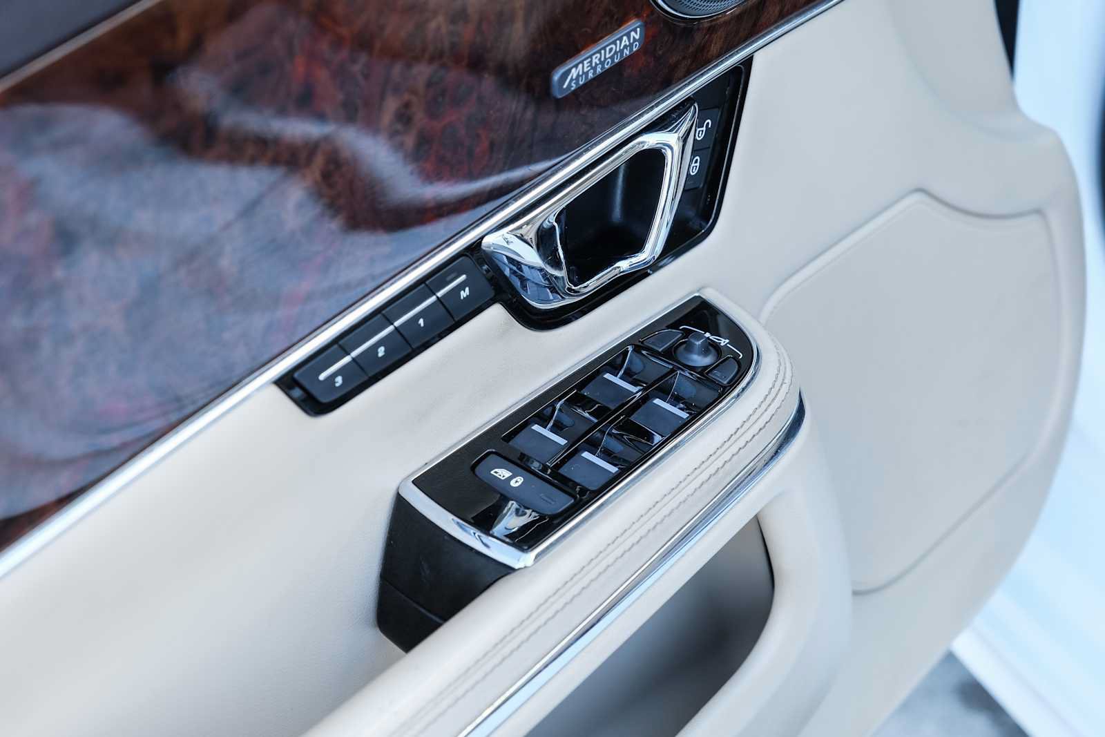 Used 2017 Jaguar XJ R-Sport RWD image 34