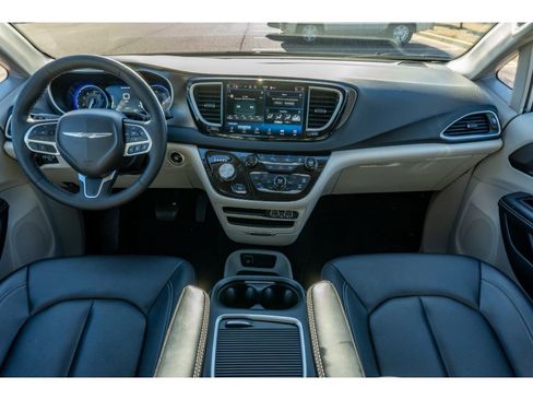 Used 2024 Chrysler Pacifica Touring-L image 18