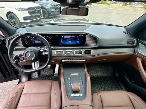 Used 2024 Mercedes-Benz GLS 450 4MATIC image 3