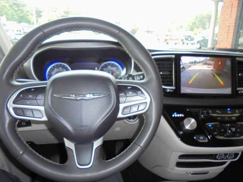 Used 2024 Chrysler Pacifica Touring-L FWD image 6