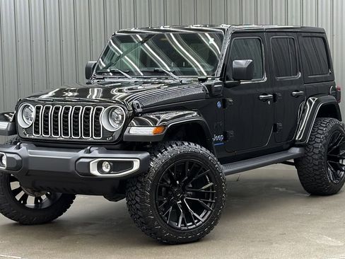 Used 2025 Jeep Wrangler Unlimited Sahara AWD/4WD image 1