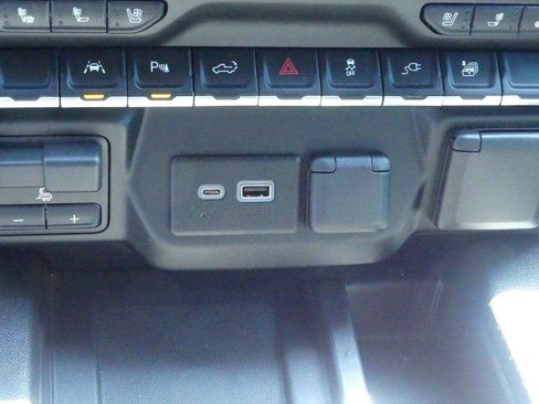 Used 2022 Chevrolet Silverado 1500 High Country w/ Technology Package AWD/4WD image 26