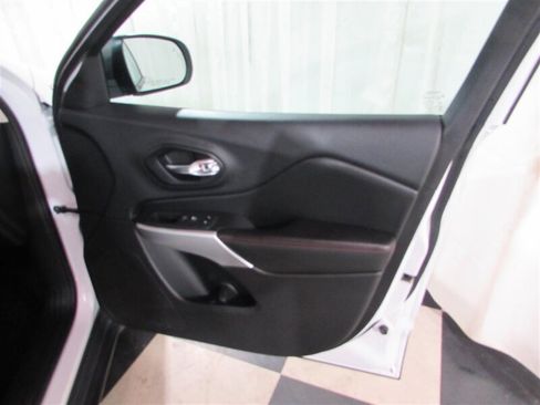 Used 2018 Jeep Cherokee Trailhawk image 37