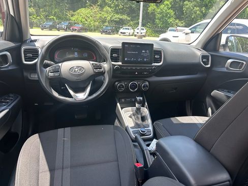 Used 2025 Hyundai Venue SEL FWD image 10