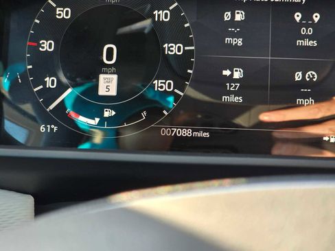 Used 2025 Land Rover Discovery Dynamic SE image 27