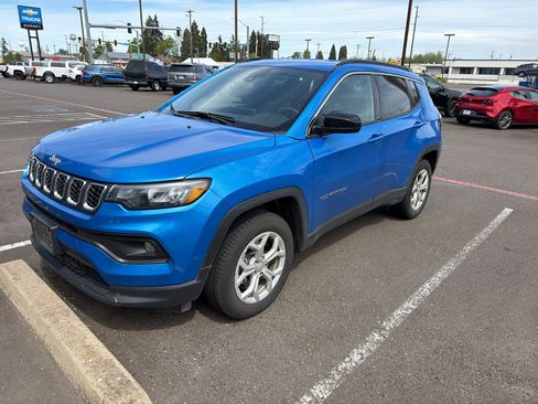 Used 2024 Jeep Compass Latitude image 4
