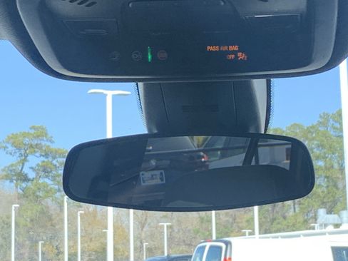 Used 2023 Chevrolet Traverse LT image 38