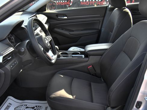 Used 2024 Nissan Altima 2.5 SV image 17