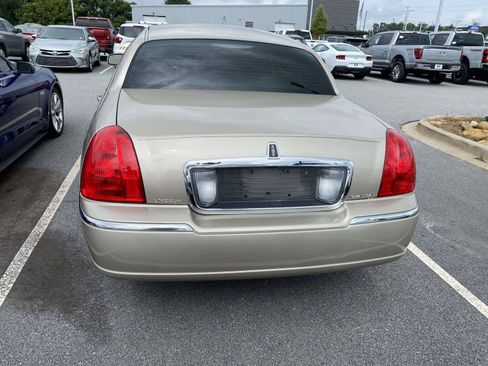 Used 2006 Lincoln Town Car Designer Series RWD image 6