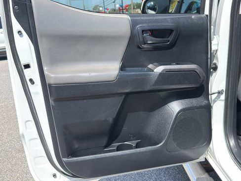 Used 2017 Toyota Tacoma SR5 w/ Tow Package RWD image 20