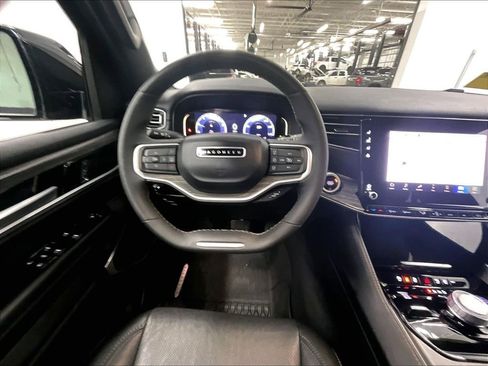 Used 2024 Jeep Wagoneer L Series III w/ Flexible Seating Group AWD/4WD image 18