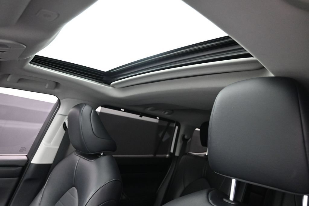 Used 2025 Toyota Highlander XLE FWD image 12