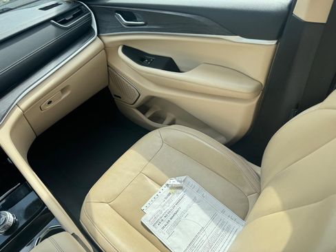 Used 2022 Jeep Grand Cherokee L Limited w/ MOPAR Finishing Package AWD/4WD image 17