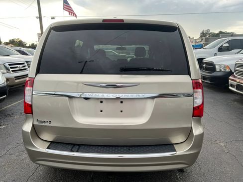 Used 2013 Chrysler Town & Country Touring FWD image 6