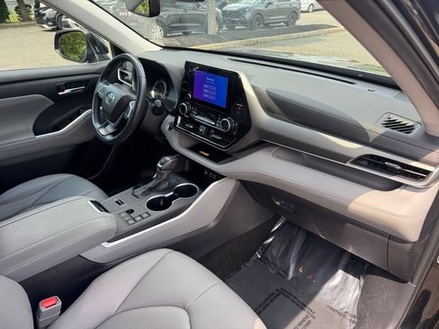 Used 2024 Toyota Highlander XLE AWD/4WD image 16