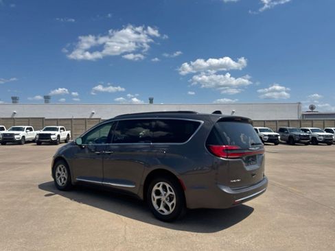 Used 2023 Chrysler Pacifica Limited FWD image 15