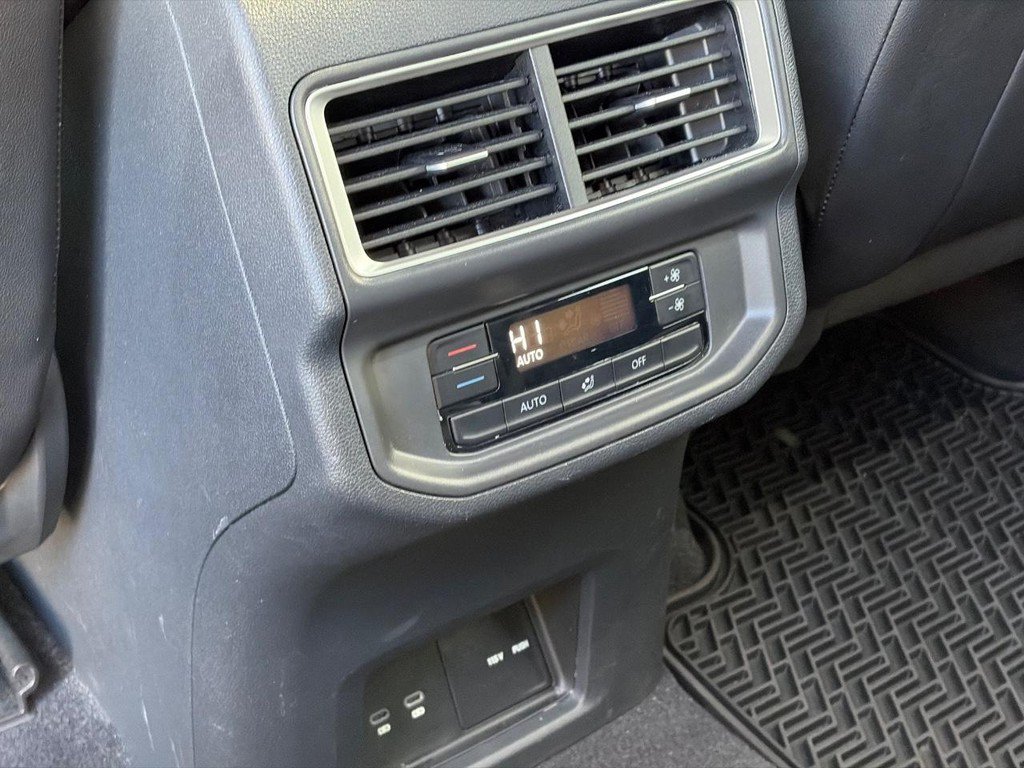 Used 2024 Volkswagen Atlas SE FWD image 11