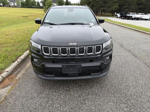 Used 2024 Jeep Compass Latitude AWD/4WD image 5