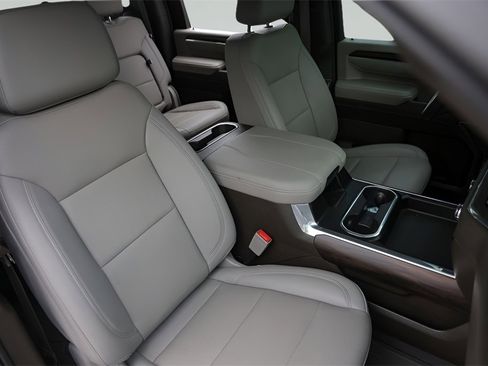 Used 2024 GMC Sierra 3500 SLT w/ SLT Premium Package image 31