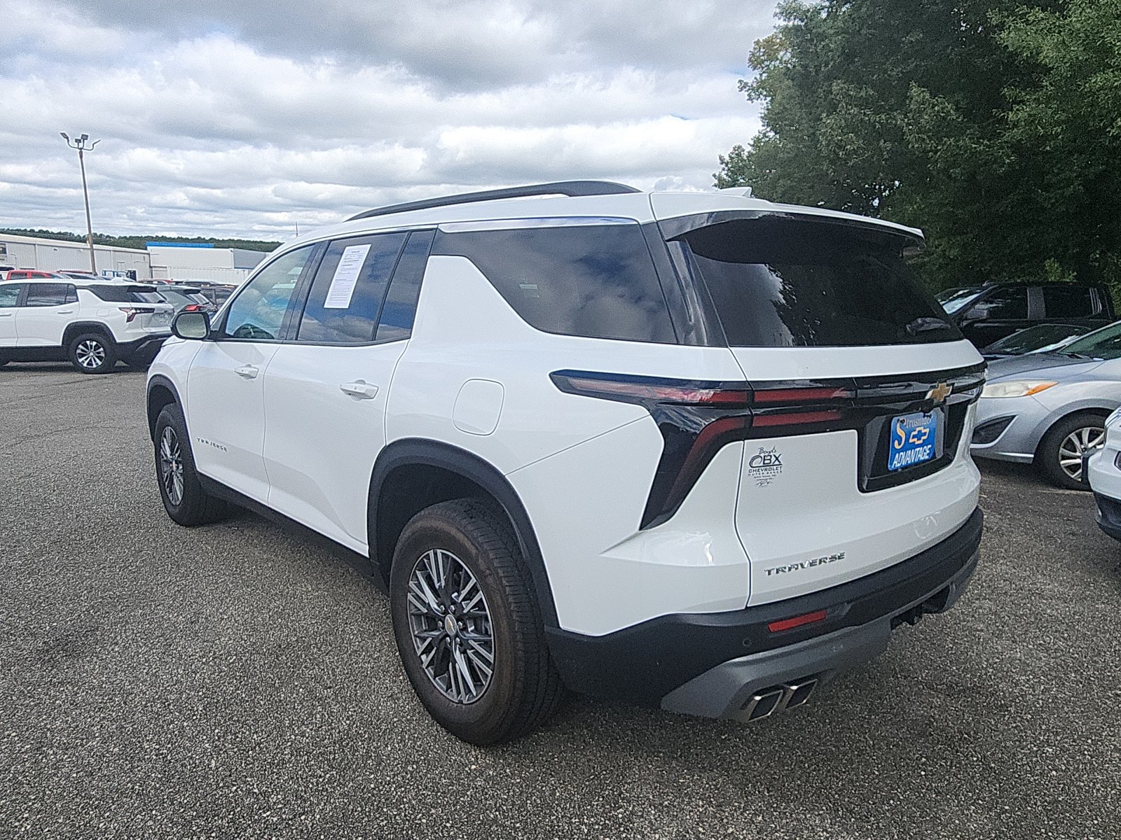 Used 2025 Chevrolet Traverse LT FWD image 3