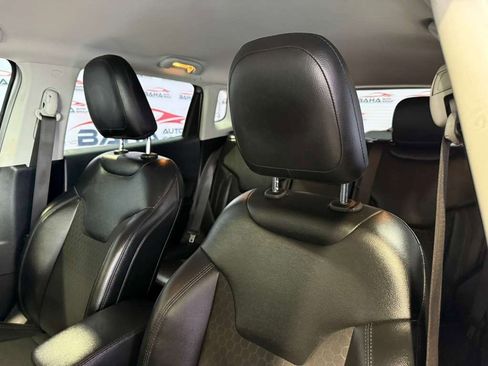 Used 2019 Jeep Compass Latitude FWD image 29