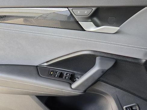 Certified 2025 Volkswagen Tiguan SE w/ Panoramic Sunroof Package AWD/4WD image 28