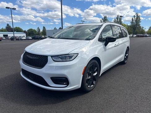 Used 2025 Chrysler Pacifica Limited FWD image 3