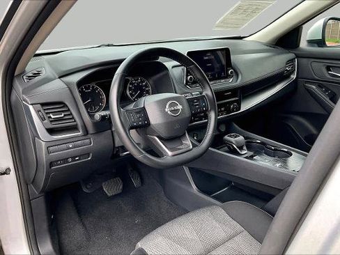 Certified 2025 Nissan Rogue SV FWD image 17