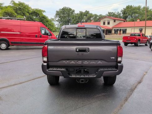 Used 2019 Toyota Tacoma TRD Sport w/ TRD Premium Sport Package AWD/4WD image 6